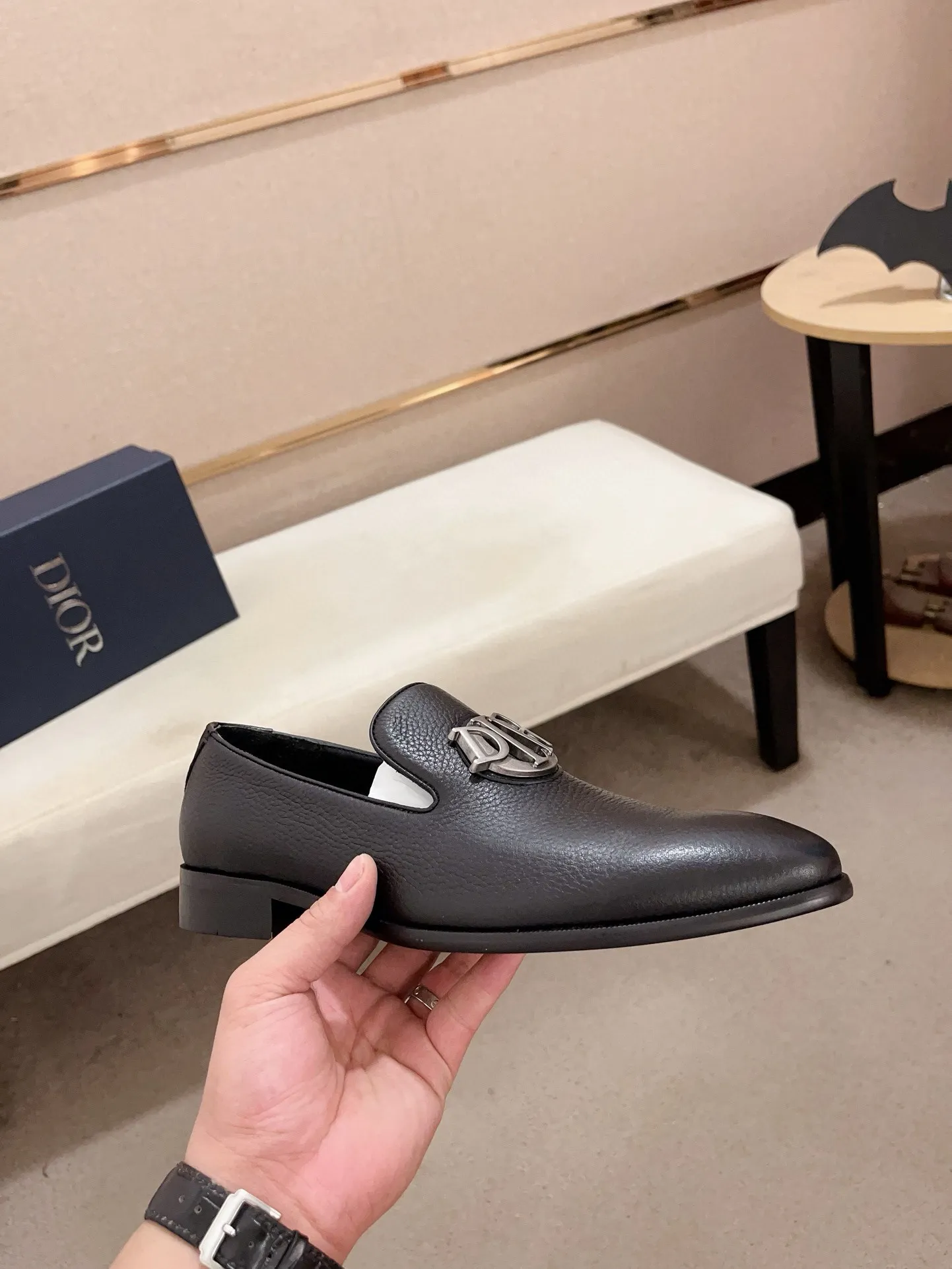 Factory price: 270 men's shoes 💰 High-end version of Dior Dior's new series. Famous actors and Internet celebrities wear super popular designs. They are designed with the sculptures of French artist Niki de Saint Phalle as rings. Material: Fabric: imported original material. Foot pads: cowhide. Outsole: Rubber outsole. Men's shoe size: 38~44. Can be customized to size 45.